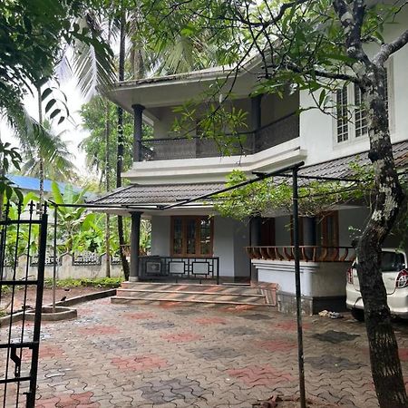 H Villa Nilambur ภายนอก รูปภาพ